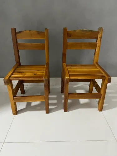 2 Cadeiras infantis de madeira