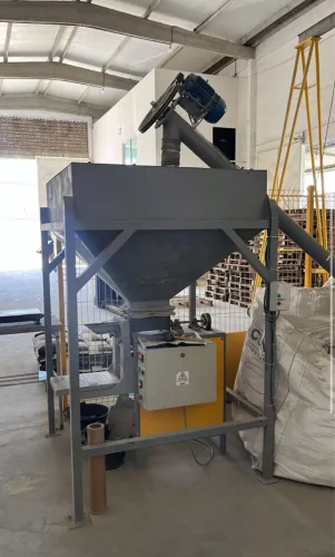 ) SILO SUSPENSO CAP.1.000 KG 