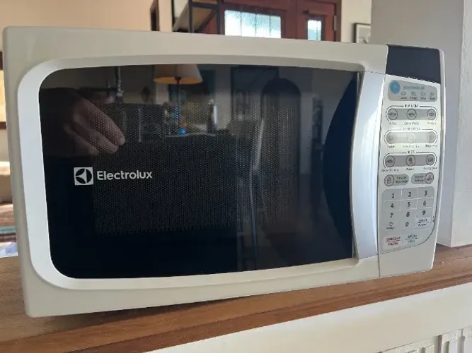 Forno Microondas 30 litros Electrolux - praticamente novo