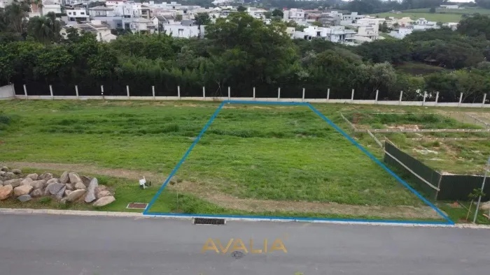 Lote em condomínio com leve declive - Fundo para mata