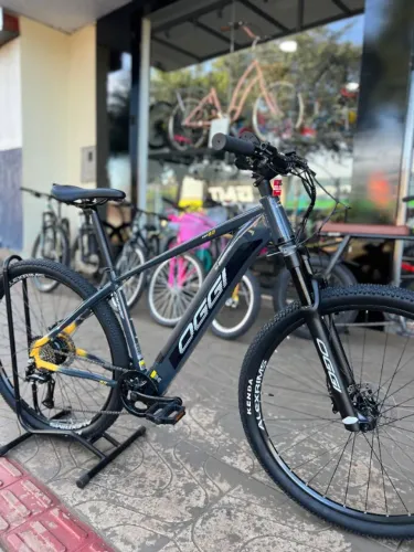 Bicicleta E-Bike Oggi Big Wheel 8.0 c/ Acelerador Acera 8v A29 (M)