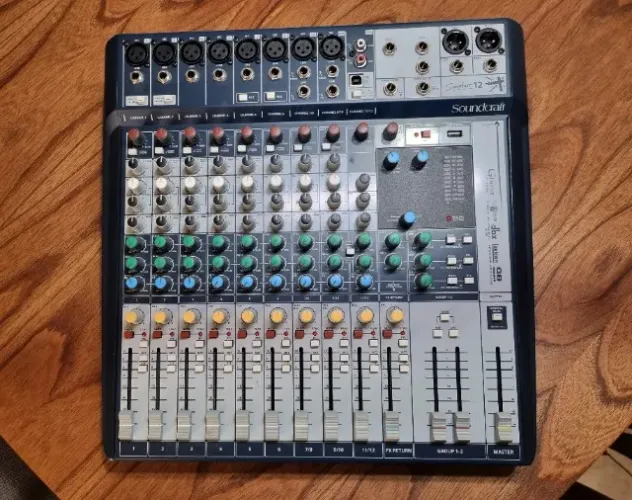 Mesa de som e interface de áudio SoundaCraft Signature 12