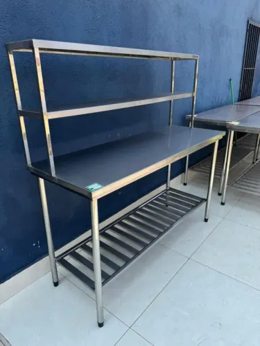 Mesa com prateleiras em aço inoxidável 