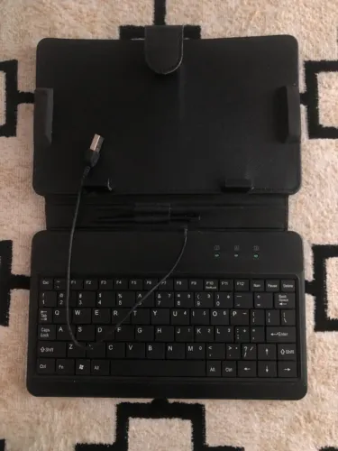 Capa Protetora com Teclado para Tablet