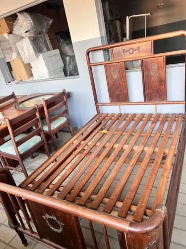Cama Patente Antiga de Madeira com Detalhes em Latão *Oportunidade Única!*