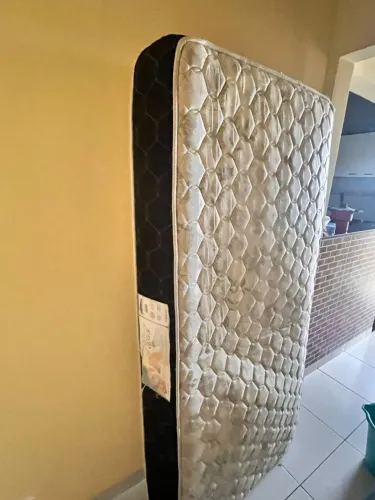 Cama e colchão. 