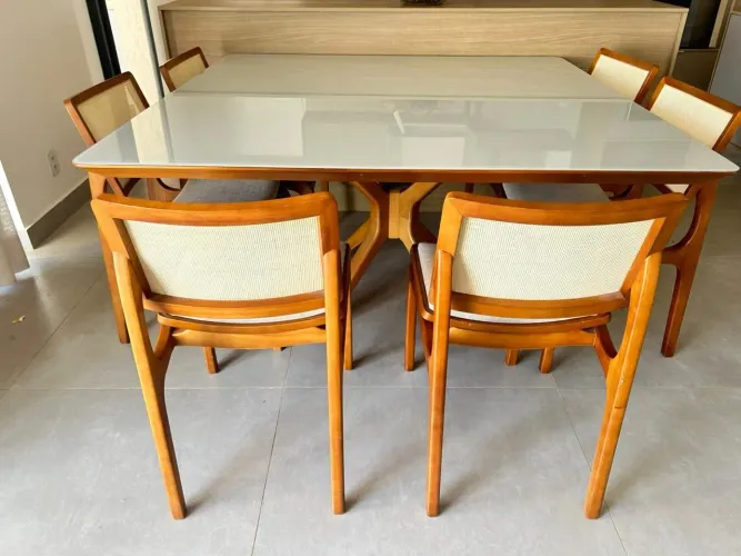 Mesa Quadrada para 8 lugares c/ 6 cadeiras 