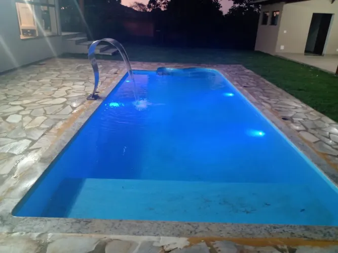Ana: piscina com cascata média e iluminação azul de brinde