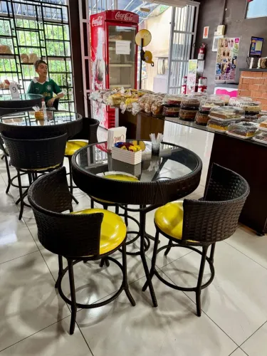 Conjunto de mesa + 3 banquetas 1480,00