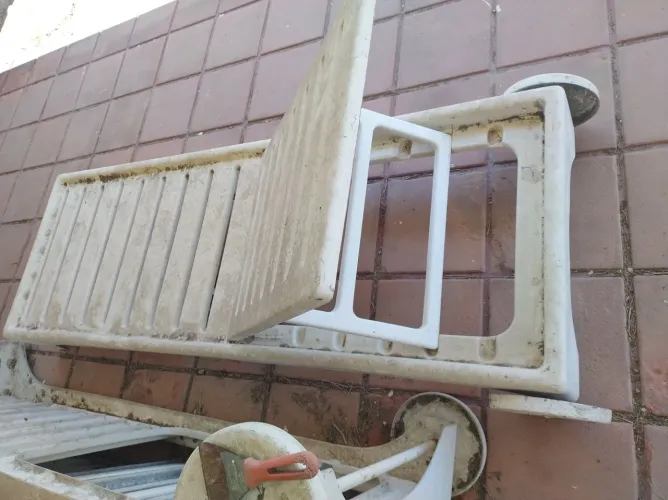 Espreguiçadeira de fibra de vidro para piscina.