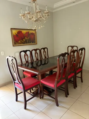 Mesa de Jantar com 08 Cadeiras- Madeira Maciça