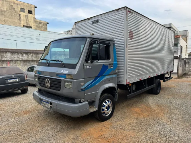 WV 8-150 ano 2002 baú 