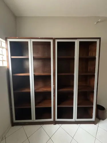 Armários organizadores de madeira maciça com 4 portas 