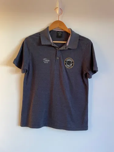 Camiseta gola polo tam P cinza chumbo