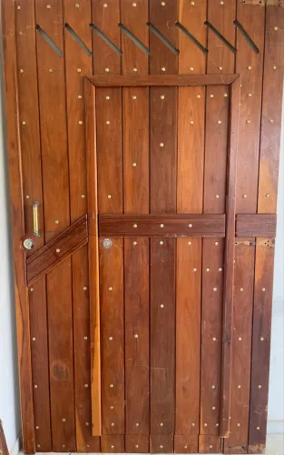 Portão madeira maciça Pau D?arco c/ detalhes em metal e porta secundária 2,42m(h) x 2,71m