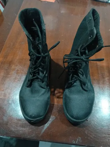 Bota preta tipo coturno 