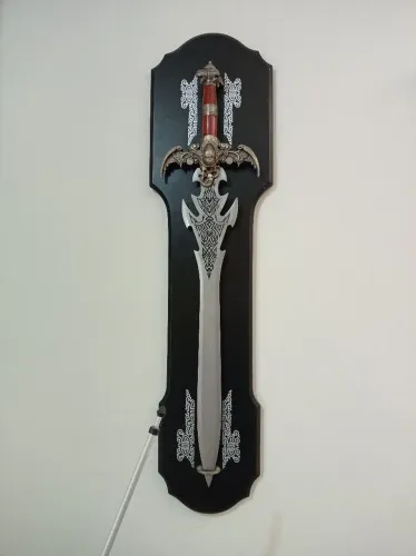 (03) Três Espadas Medievais Decorativas com suporte para parede. 