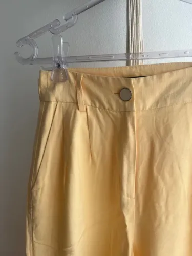 calça alfaiataria amarelo manteiga renner