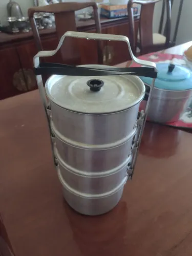 Vendo lindo conjunto antigo de 4 marmitas de alumínio com tampa e suporte