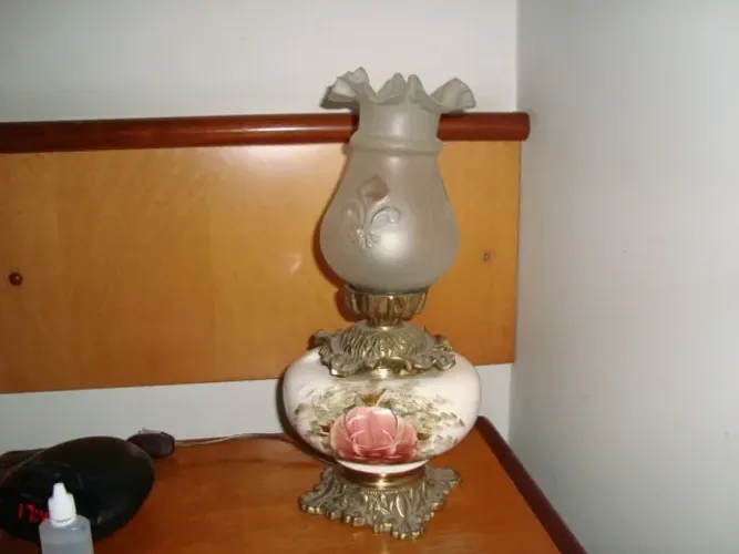 2 pç Abajur de cabeceira em bronze e porcelana pintado a mão 