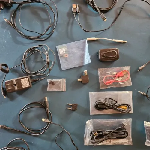 Lote de carregadores, cabos e fontes para celulares e aparelhos antigos