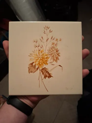 Azulejo vintage com estampa floral Cesaca antigo