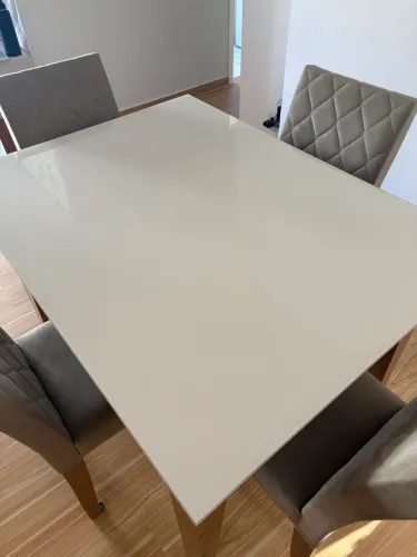 Mesa de jantar com 4 cadeiras - Excelente estado!
