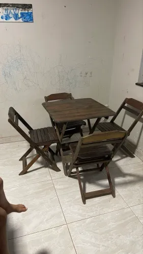 Mesa dobrável de madeira e 4 cadeiras ( estilo boteco ) 