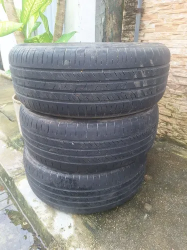 Vendo três pneus 195/55/R15 