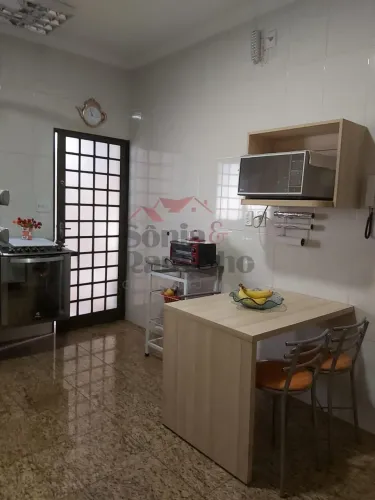 Casa Padrão para Venda no Bairro Vila Tibério, em Ribeirão Preto/SP.