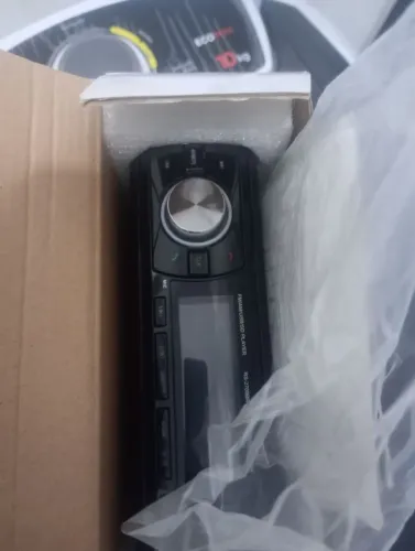 Rádio novo de carro na caixa