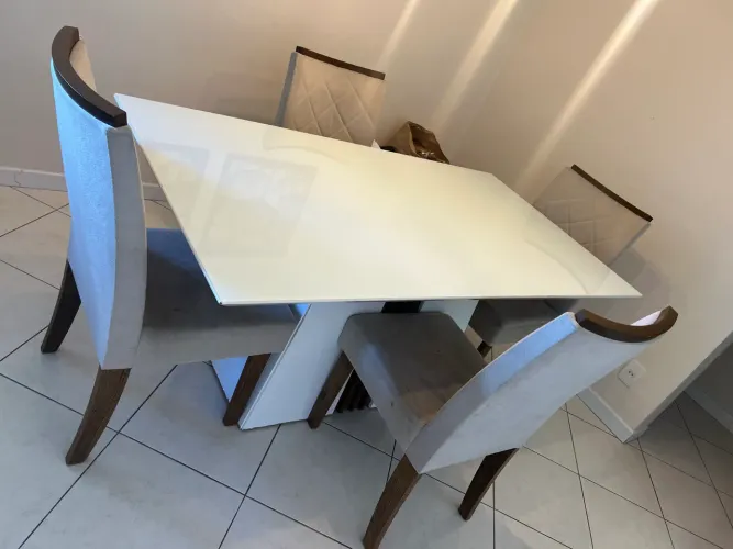 Mesa 180 com 4 cadeiras