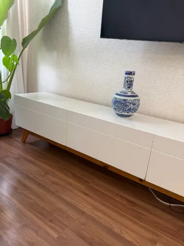 Lindo aparador de sala em madeira branca de base em feijó