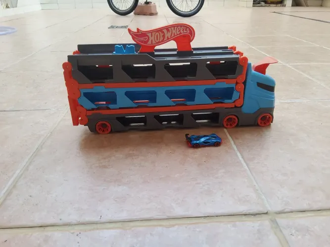 Linda carreta usada que transforma-se em uma pista e carrega carrinhos