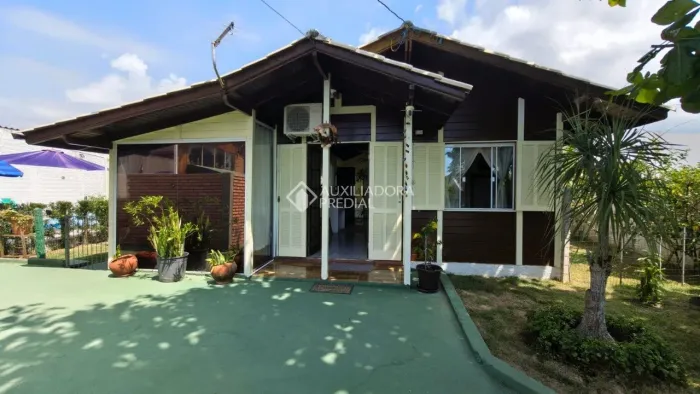 Casa à Venda - Localização Privilegiada a 450 metros da Praia
