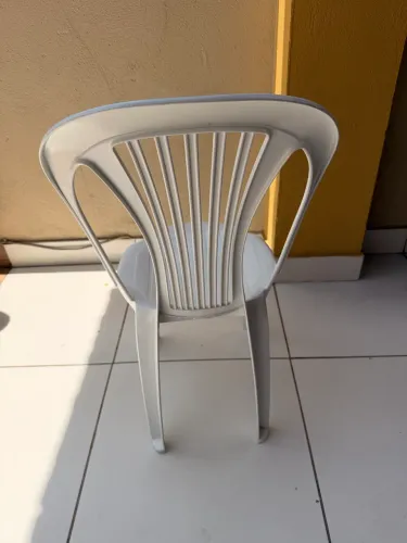 5 cadeiras de plástico
