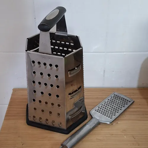 KIT 2 Raladores - 1 Hexagonal 6 Lados Inox + 1 Ralador de Queijo de Mão Inox Ótimo Estado