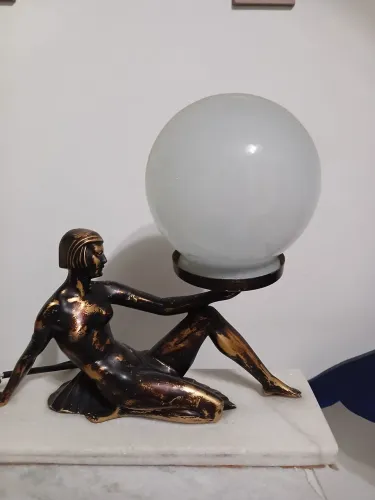 Luminária base em mármore carrara/ mulher sentada em bronze