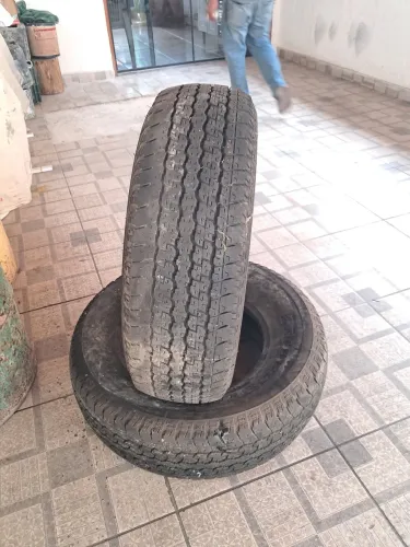 Dois pneus de hilux Bridgestone 265/70 R16