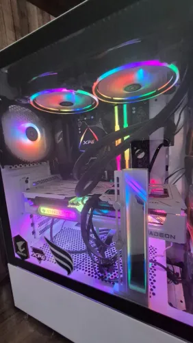 PC Gamer roda tudo ryzen 5 5600 + RX 9060XT