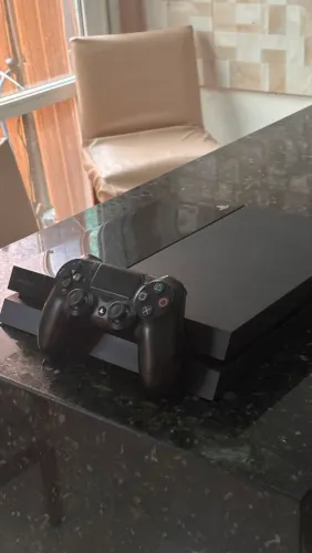 PS4 1tb desbloqueado / 2 controles + 14 jogos