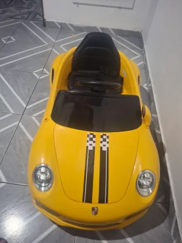 Carrinho elétrico com controle remoto pouco usado 