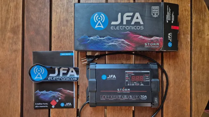 Fonte Automotiva JFA Storm 70A Bivolt com Voltímetro e Amperímetro