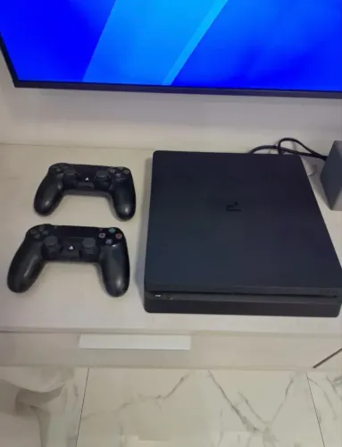 PlayStation PS4 1TB / 2 controles