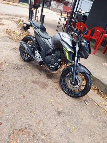 Vende-se ou troca FZ25