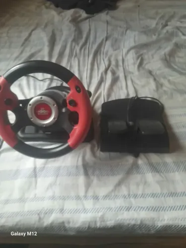 Volante gamer com os pedais