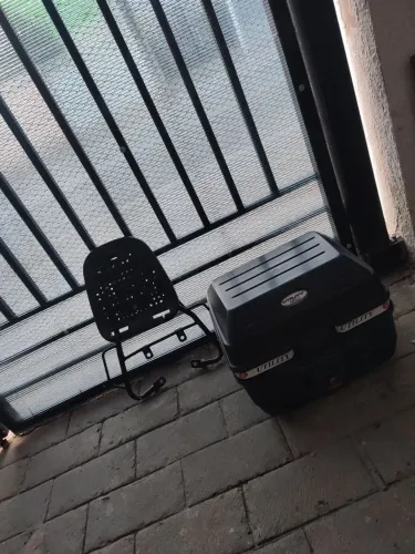 Bau de 28 litros com suporte pra 160