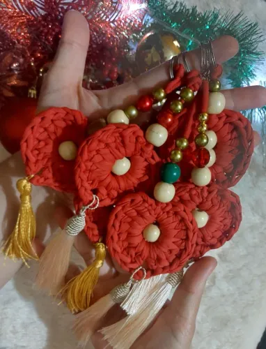 Chaveiro Grande de coração de crochê e miçangas