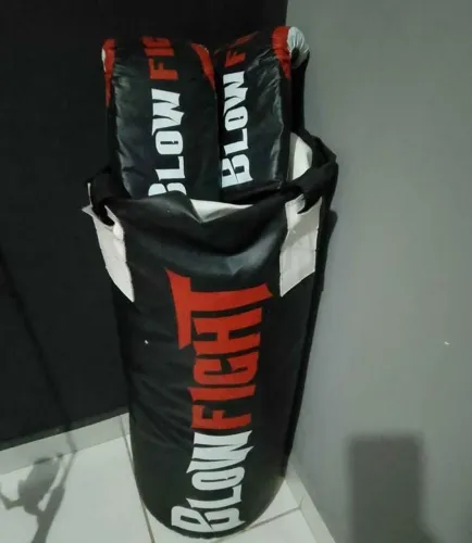 Saco de pancada + Luvas e suporte.