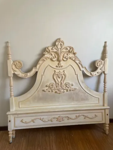 Conjunto cama, mesa de cabeceira e cômoda 